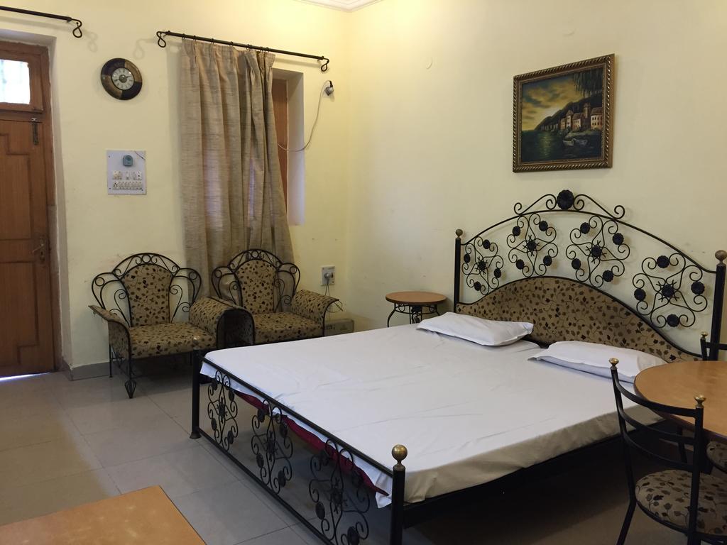 Central Hotel Lucknow Room photo