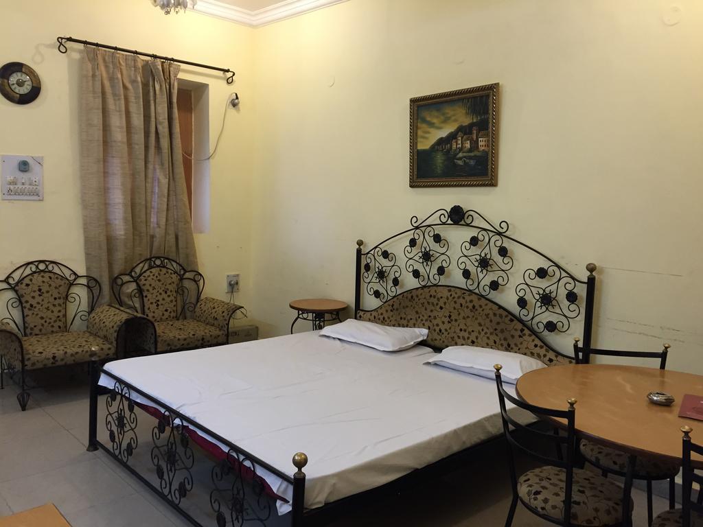 Central Hotel Lucknow Room photo